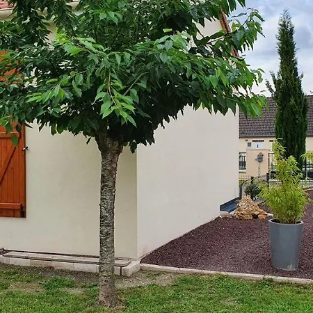 Joli Studio Independant De Plain Pied Avec Jardin *